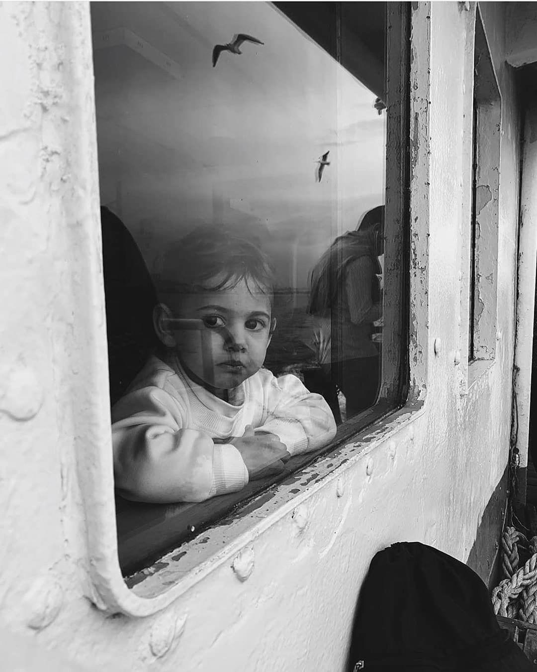  窗前的孩子，来自摄影师Bige Onal。 