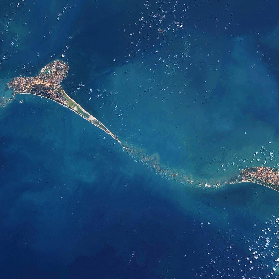  罗摩桥，西方称作亚当桥，是位于接近斯里兰卡西北的曼纳岛以及印度东南海岸的罗美斯瓦伦岛之间一连串的石灰岩沙洲。这座天然桥共绵延48公里长，并将其以北的保克海峡及其以南的曼纳湾区分隔开。部分沙丘是干的，且这个区域的海水非常浅，衹有1至10米深。来自CopernicusEU。 
