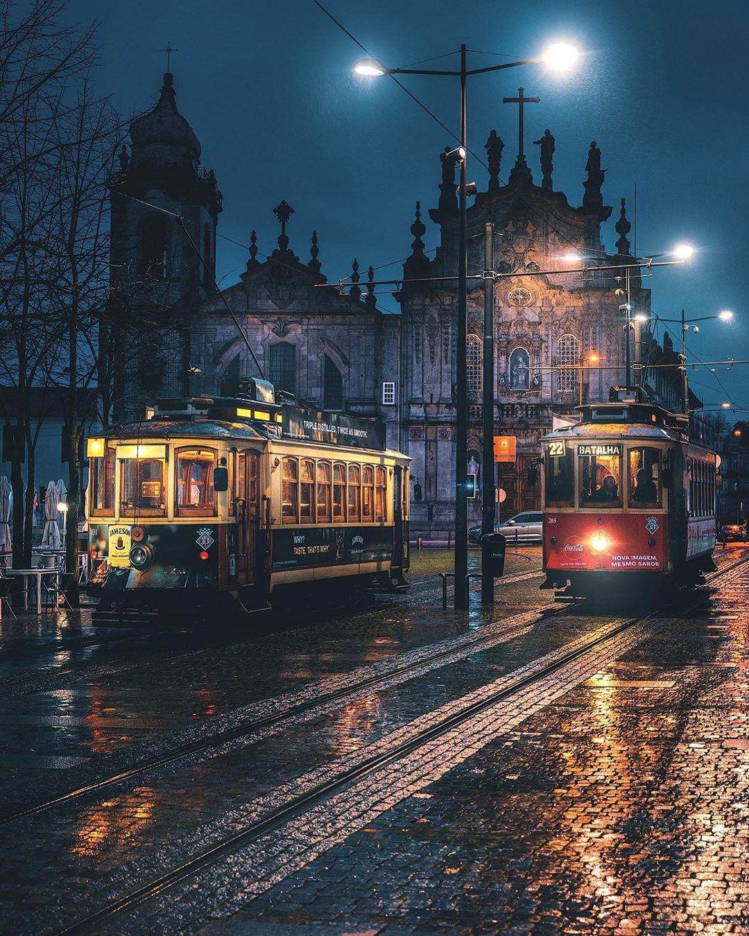  葡萄牙波尔图雨天的街头，来自摄影师Johannes Berger。 