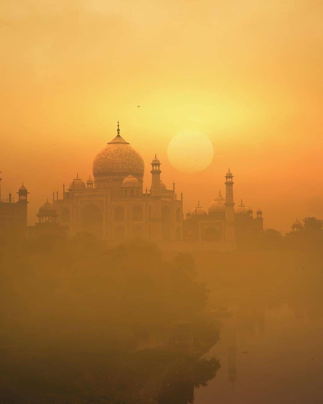  晨雾中的泰姬陵，来自摄影师Santshree Sinha。 