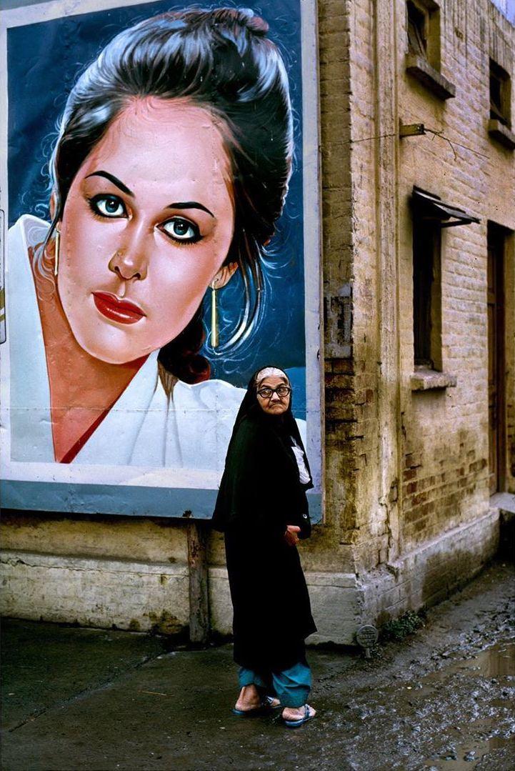  户外的女人，Steve McCurry摄于1983年巴基斯坦拉瓦尔品第。 