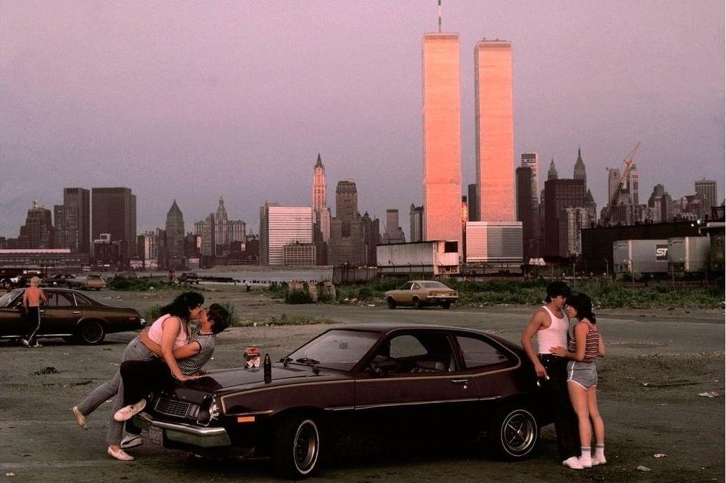  1983年纽约双子塔前的情侣，来自摄影师Thomas Hoepker。 