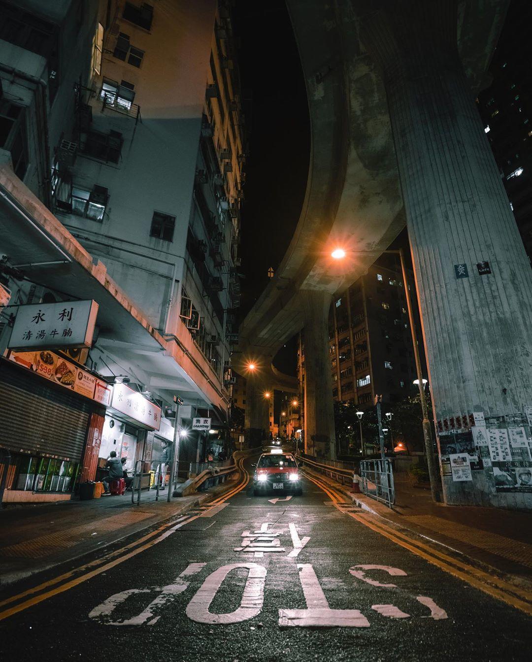 香港夜晚的街头，来自摄影师Martin。 
