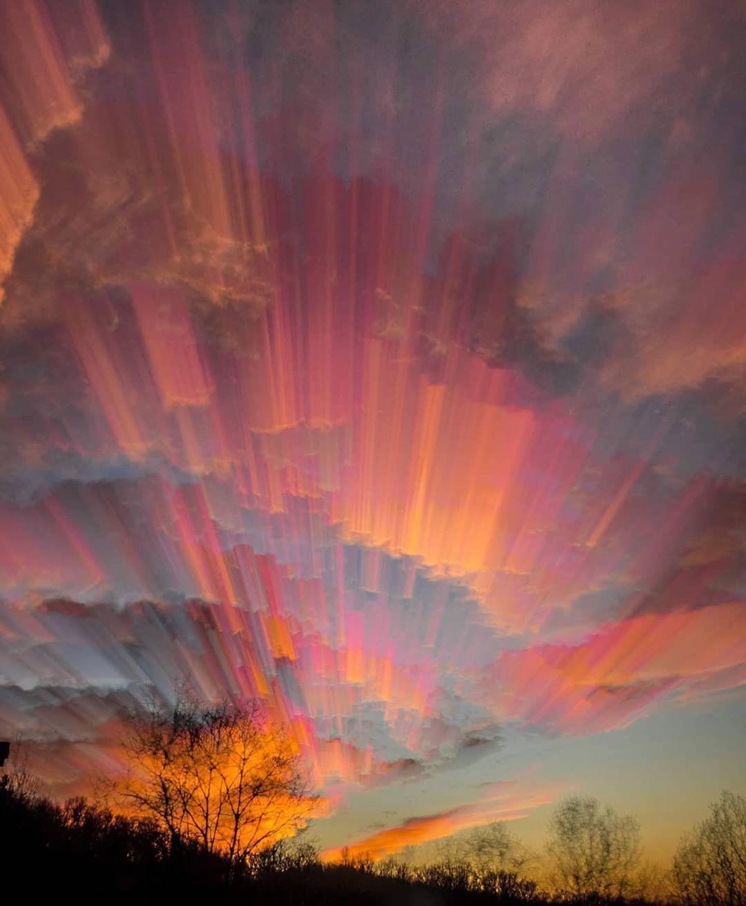  日落延时下的云，来自摄影师Frank Lee Ruggles。 