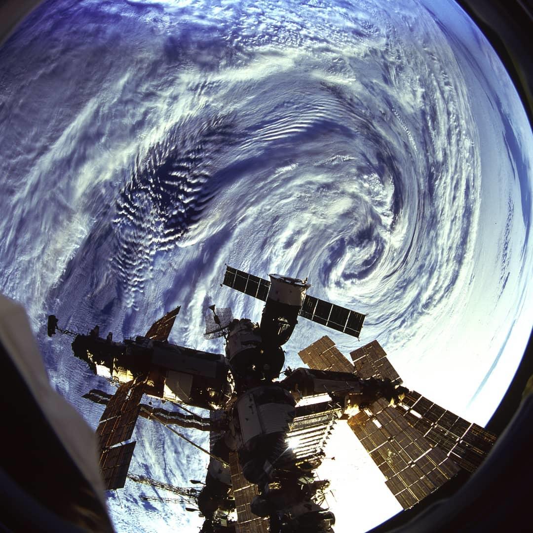  国际空间站与印度洋上的风暴，来自NASA。 