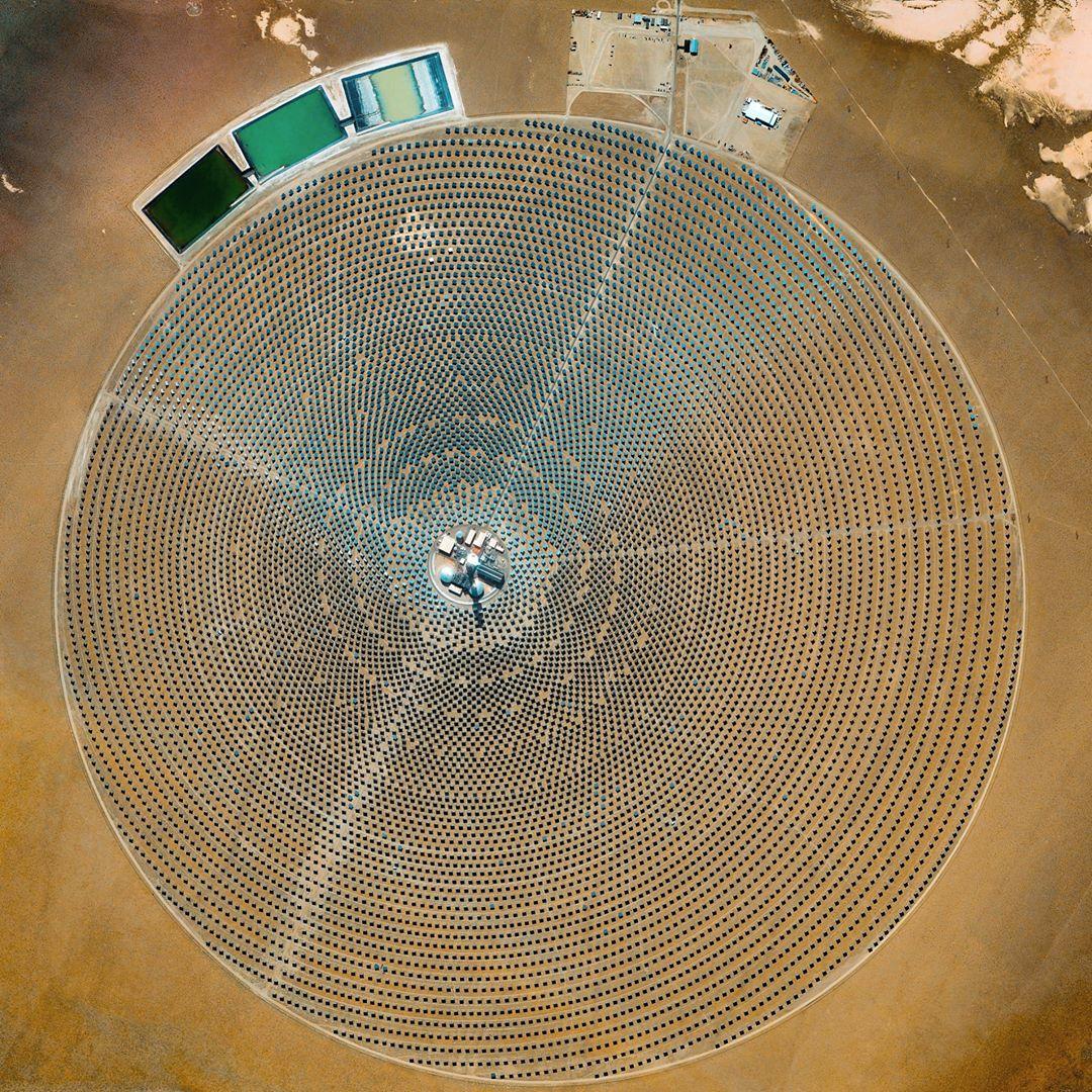  沙漠中的太阳能发电站，来自Anthony Quigley。 
