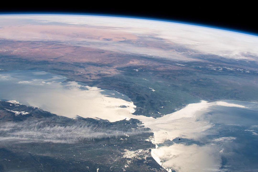  分割欧洲与非洲的直布罗陀海峡，来自NASA。 