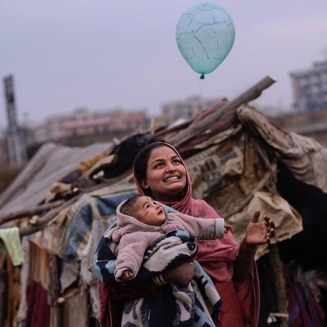  难民营里玩气球的母女，来自摄影师Muhammed Muheisen。 
