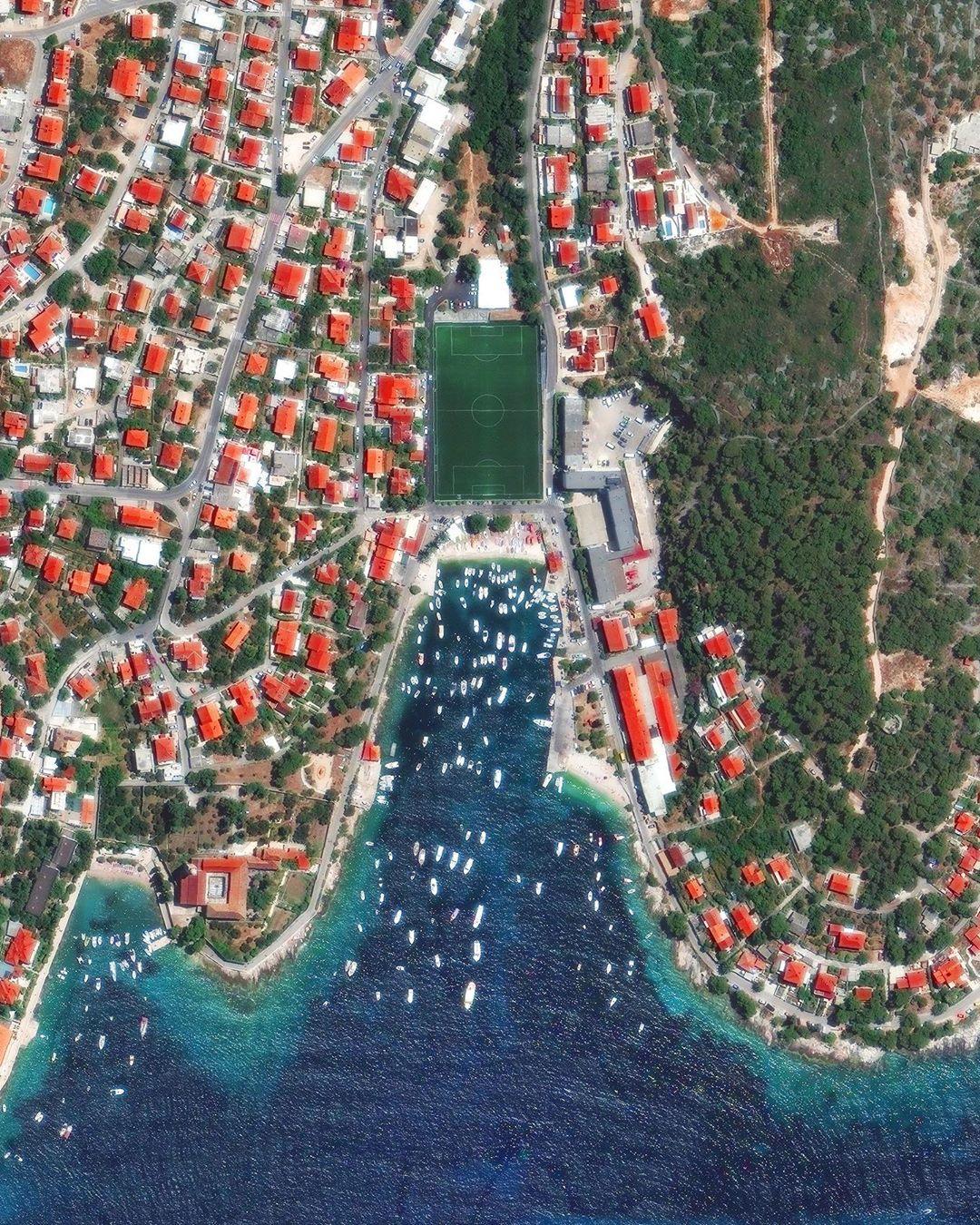  亚得里亚海赫瓦尔岛，来自Maxar Technologies。 
