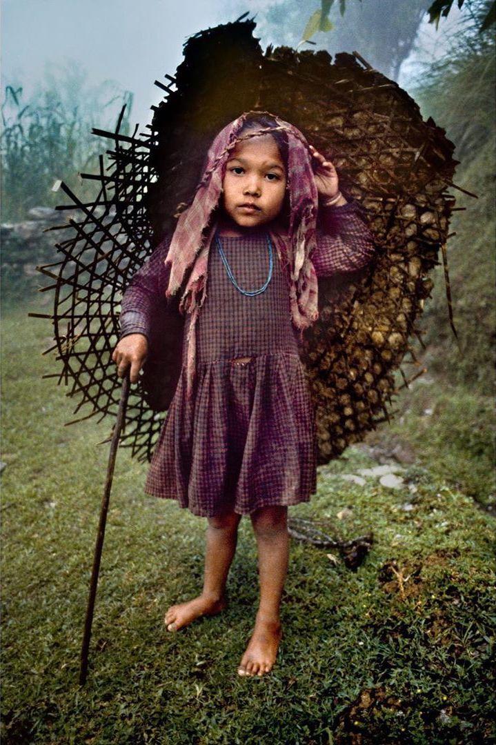  雨季的小女孩，Steve McCurry摄于1983年尼泊尔。 
