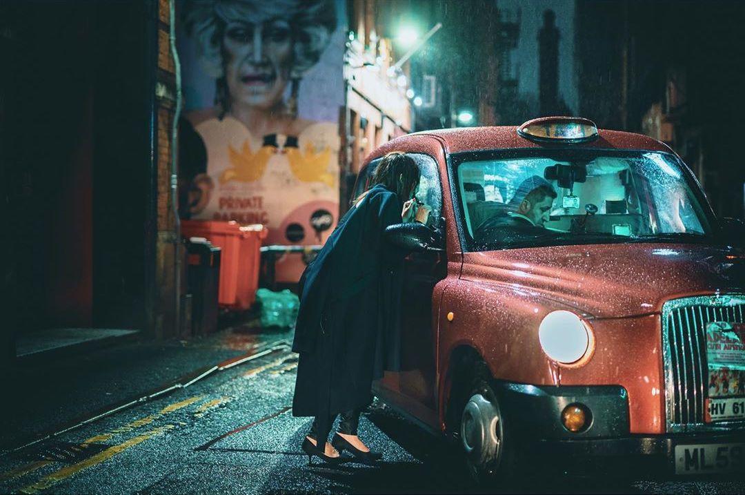  雨天街头，来自摄影师Akira Corassani。 