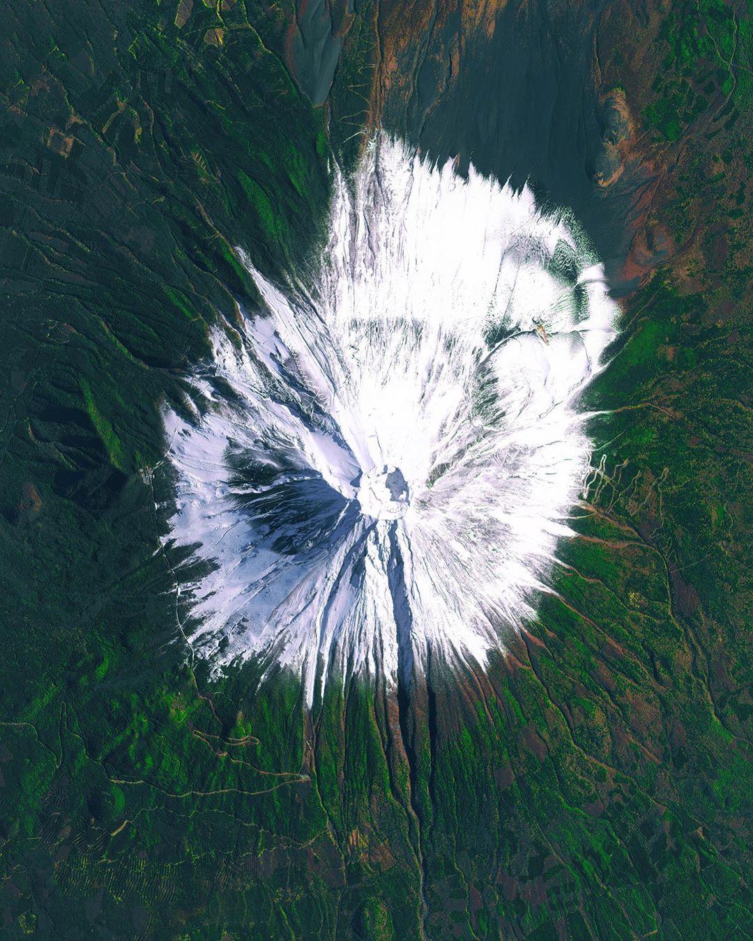 俯瞰富士山，来自Maxar Technologies。 