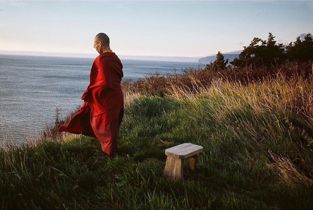  悬崖边的和尚，Steve McCurry摄于2005年加拿大新斯科舍。 