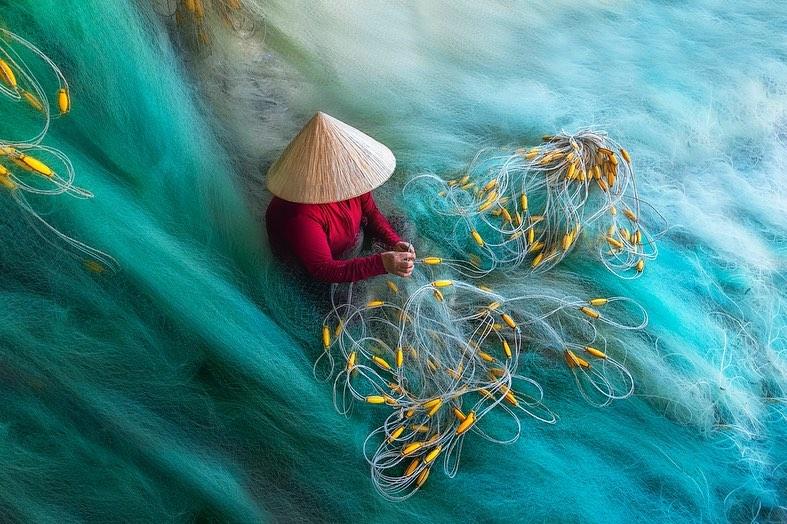  织渔网的女工，来自摄影师Kihwan。 