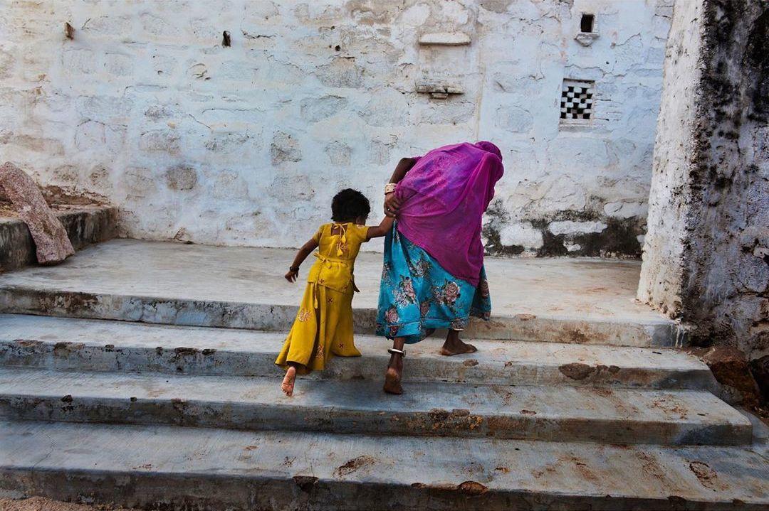  祖母和孙女，Steve McCurry摄于2012年印度。 