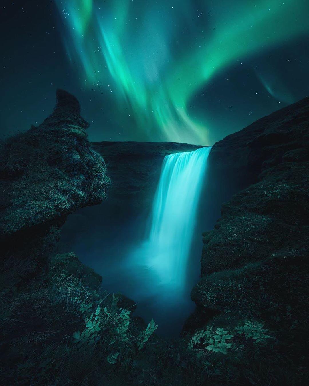  瀑布与极光，来自摄影师Aritz Atela。 