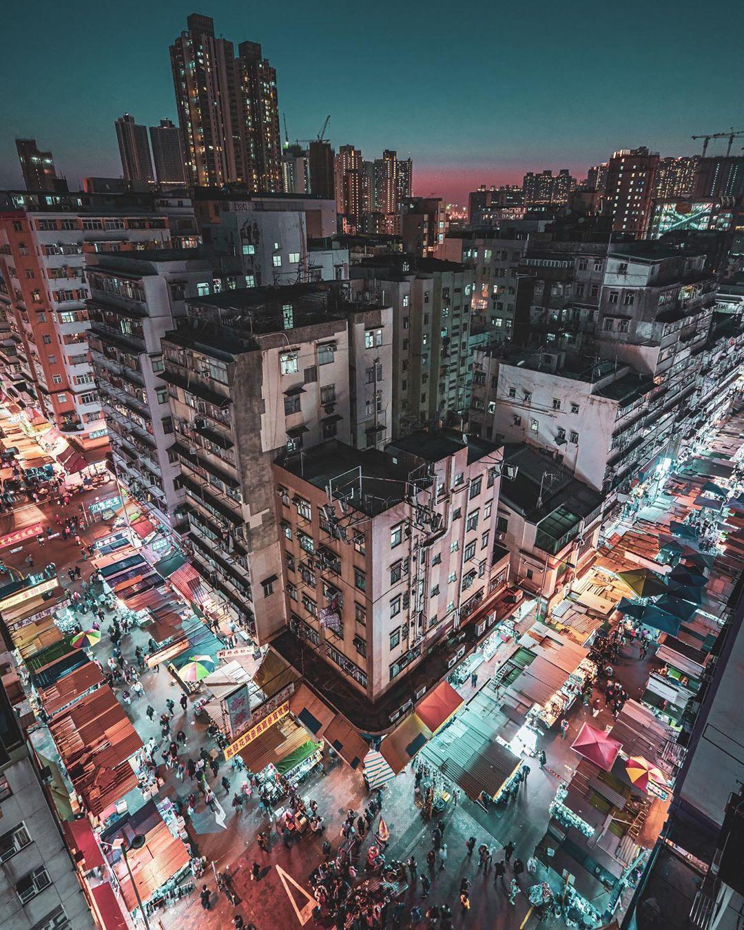  夜幕下的香港深水埗，来自摄影师Mike Chan。 