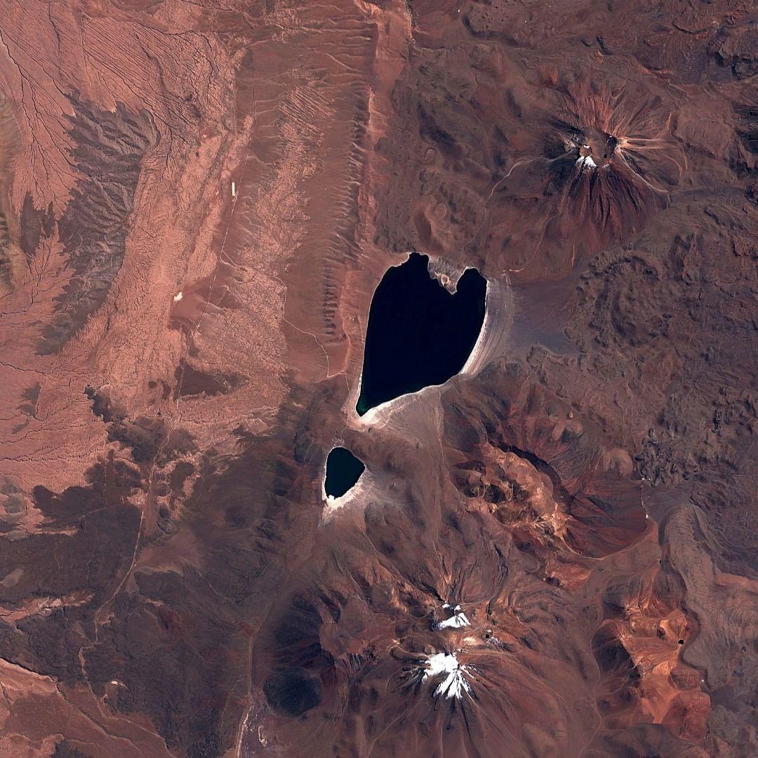  智利心形的米斯坎蒂湖，来自哨兵卫星。 