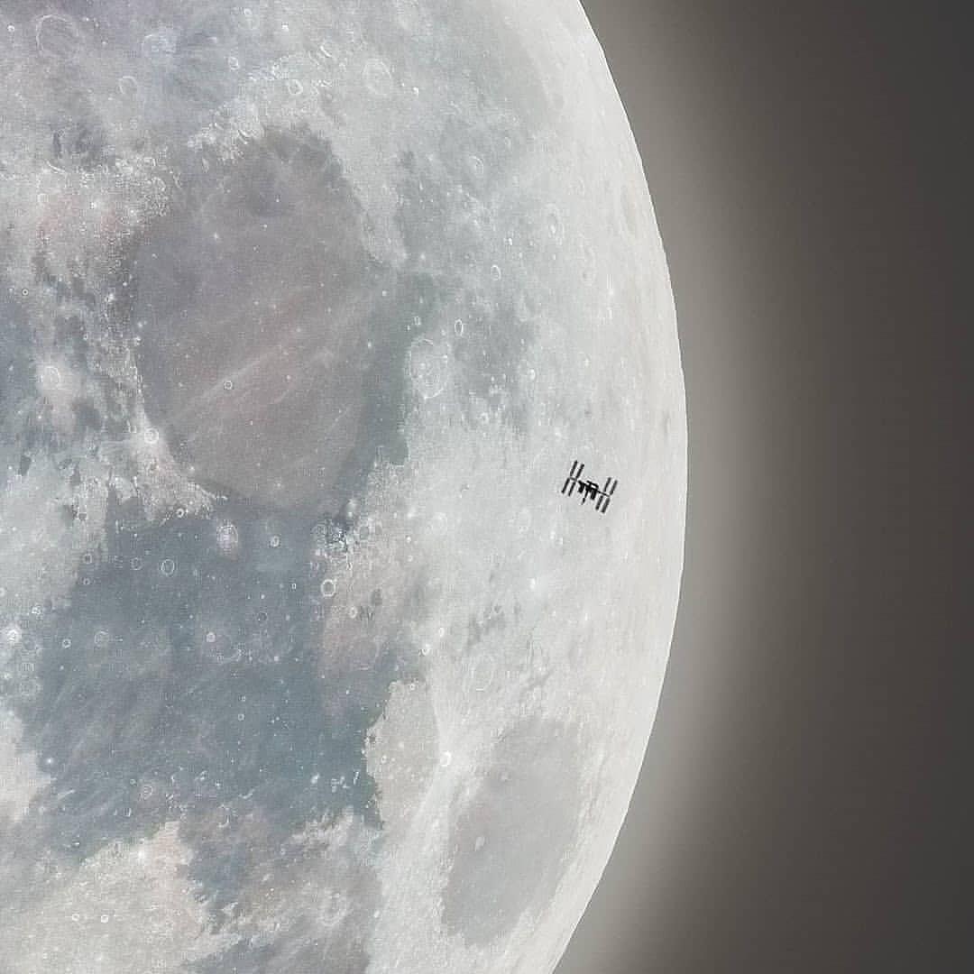  月面前的国际空间站，来自摄影师Andrew McCarthy。 
