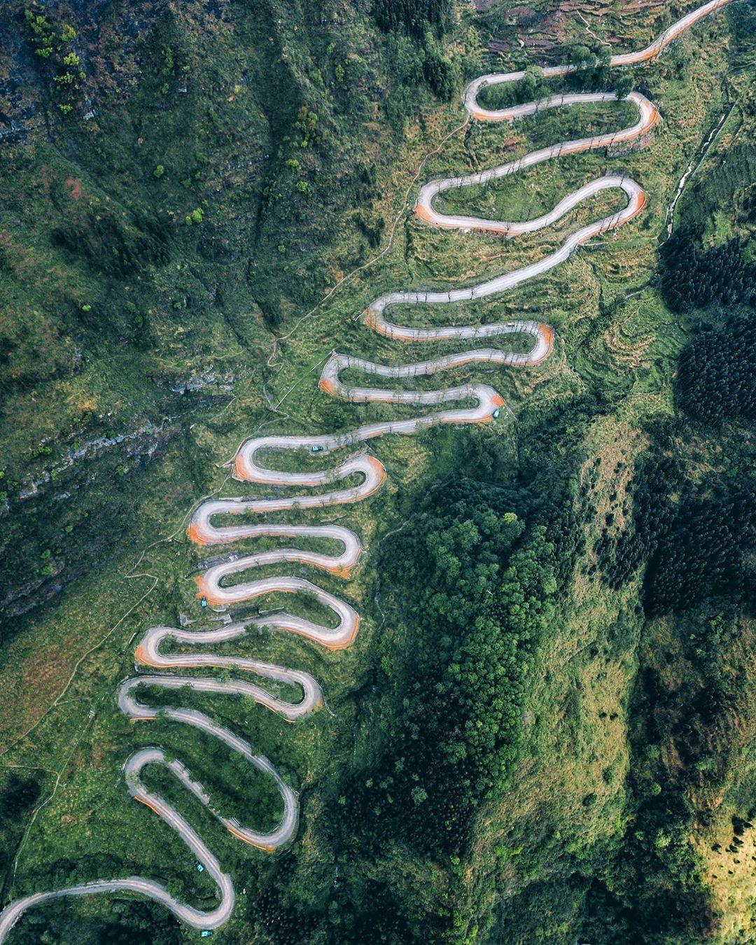  盘山公路，E-Jay摄于贵州。 