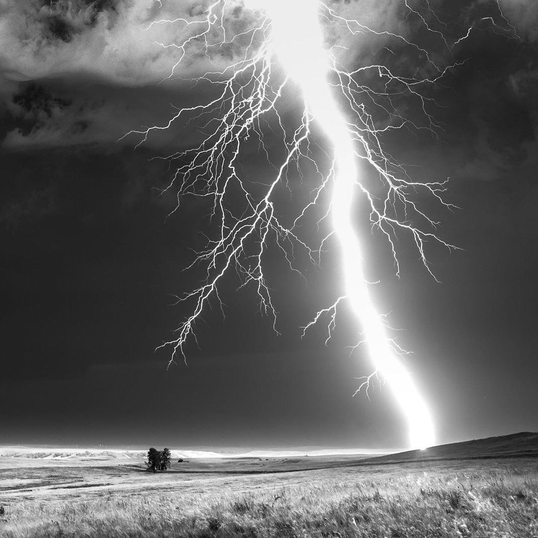  荒野上的闪电，来自摄影师Will Eades。 