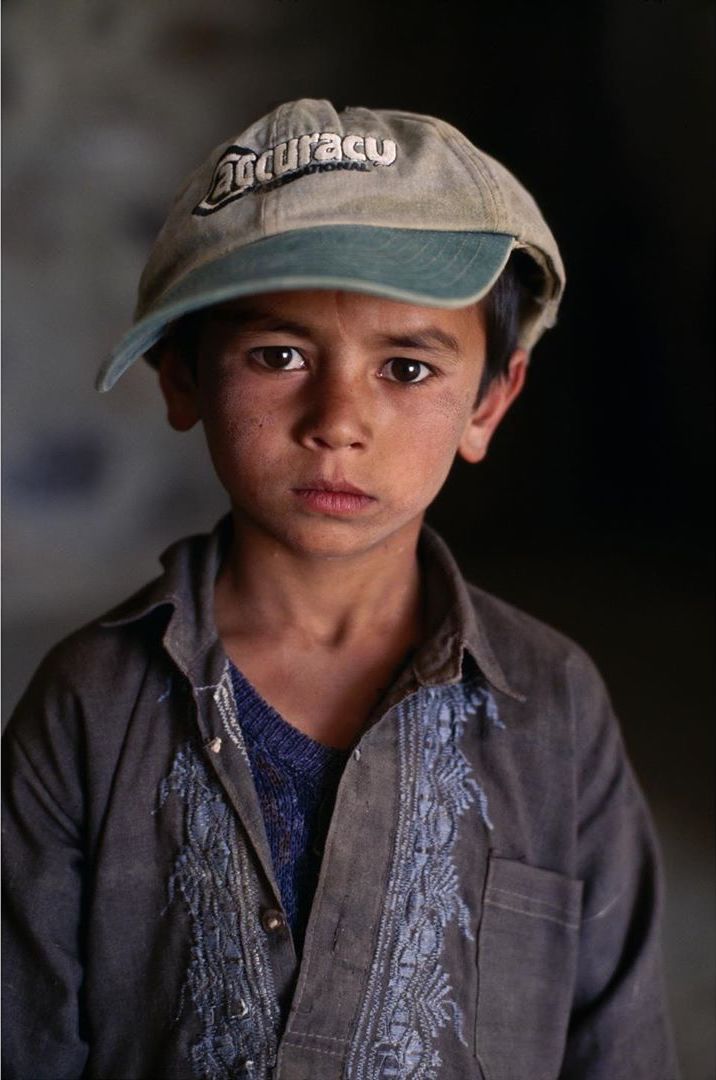 戴着棒球帽的男孩stevemccurry摄于2003年阿富汗喀布尔