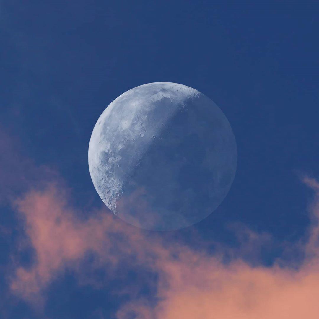  满月，来自摄影师Andrew McCarthy。 