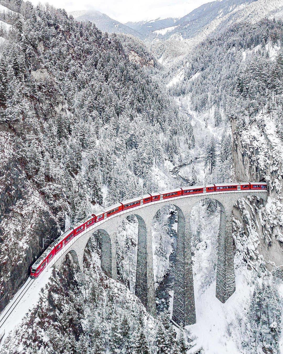  冬日的瑞士朗德瓦萨高架桥，来自摄影师Sebastianmzh。 