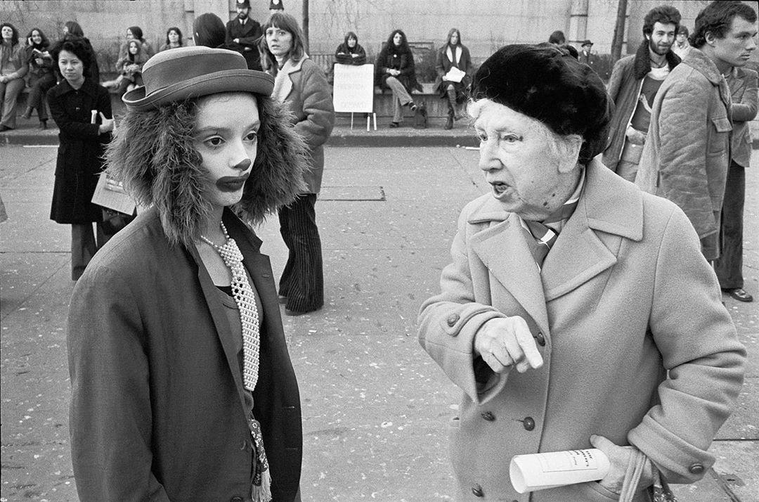  交谈，Richard Kalvar摄于1973年伦敦特拉法加广场。 