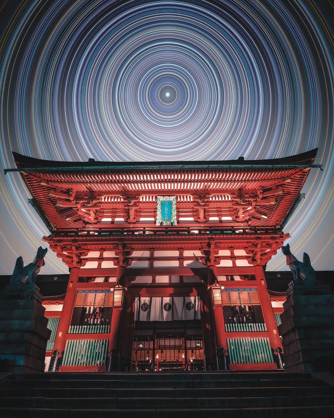  伏见稻荷大社上空星轨，来自摄影师Shinya。 