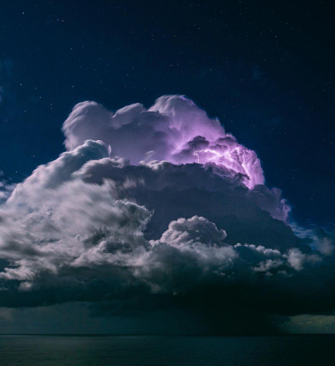  带着闪电的暴风云团，来自摄影师Will Eades。 