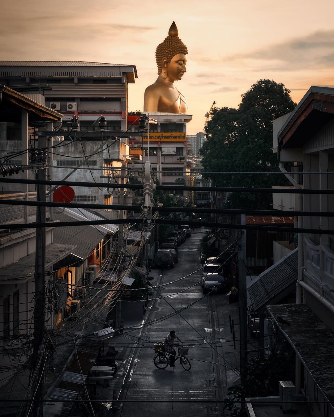  佛与人间，K. Treetrong摄于泰国曼谷。 
