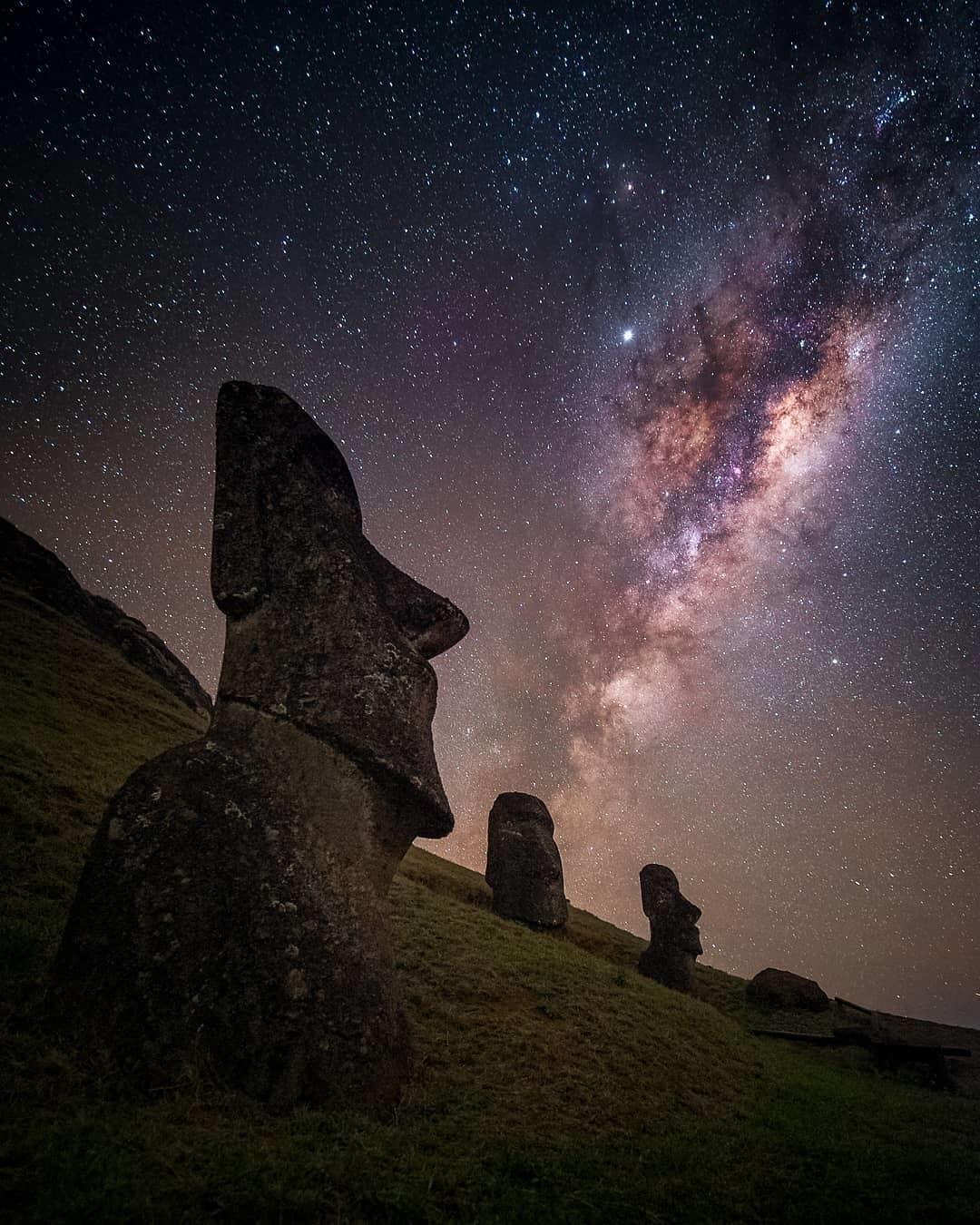  复活节岛的石像与星空，来自摄影师Alyn Wallace。 