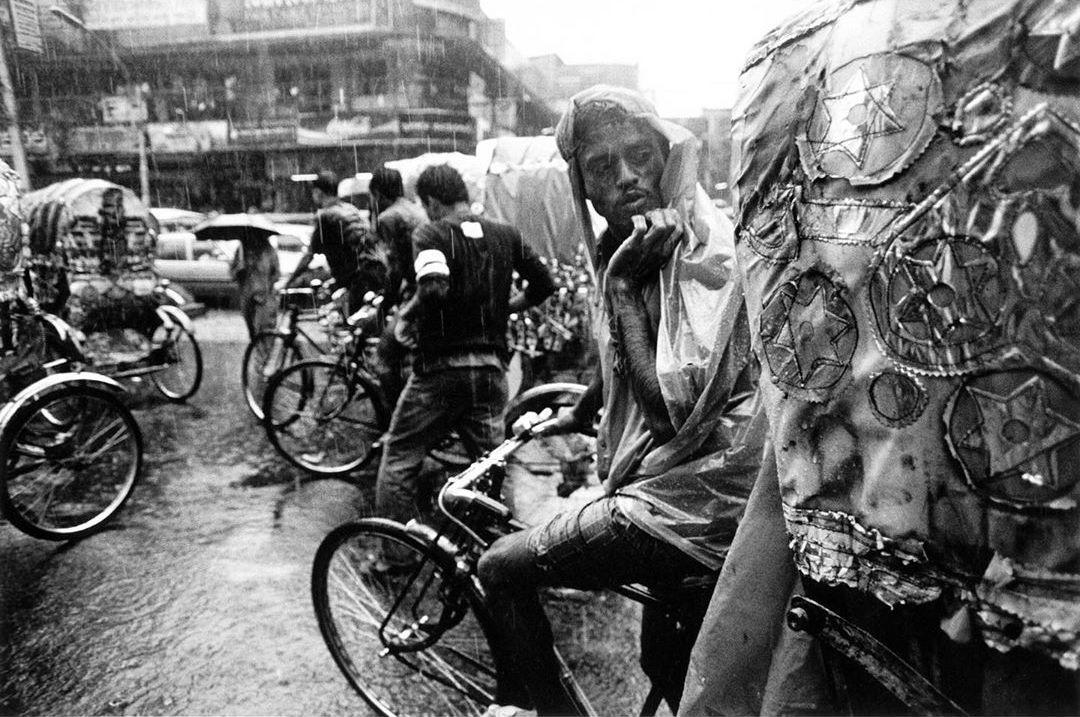  孟加拉首都达卡雨季的街头，来自摄影师Walter Rothwell。 
