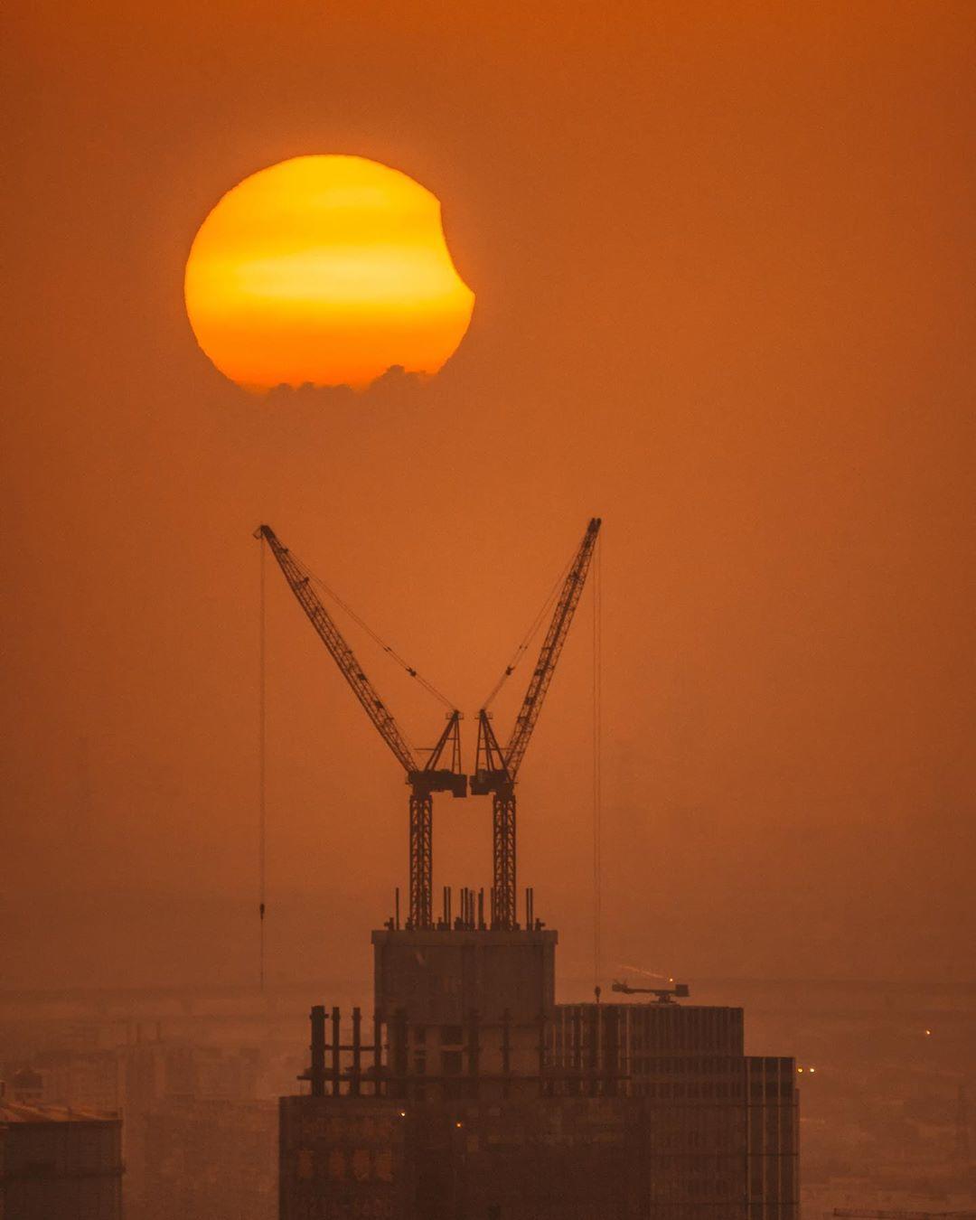  日食，来自摄影师ShalLwe。 