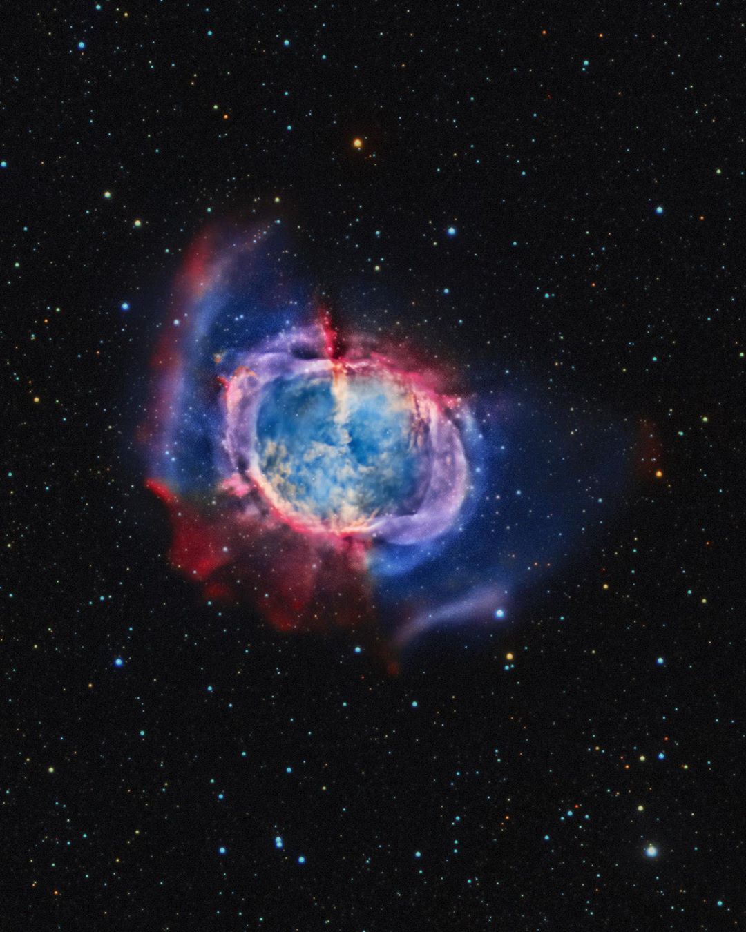 哑铃星云也是最早被人类发现的行星状星云,它于1764年被法国天文鸭乙