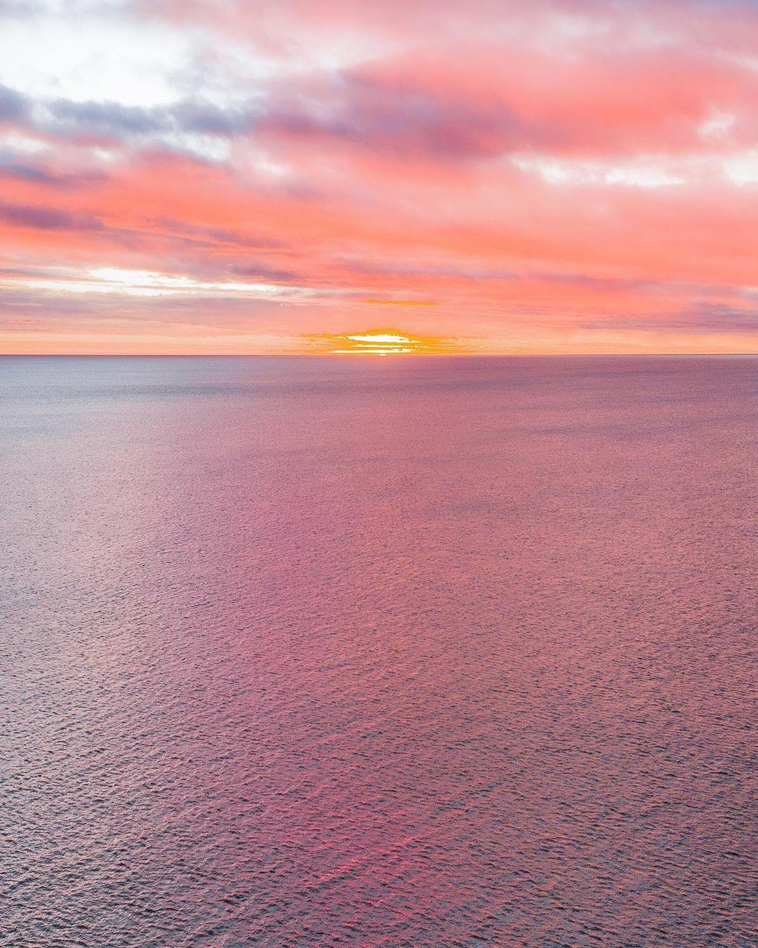  晨光海面，来自摄影师Danielle Muralt。 