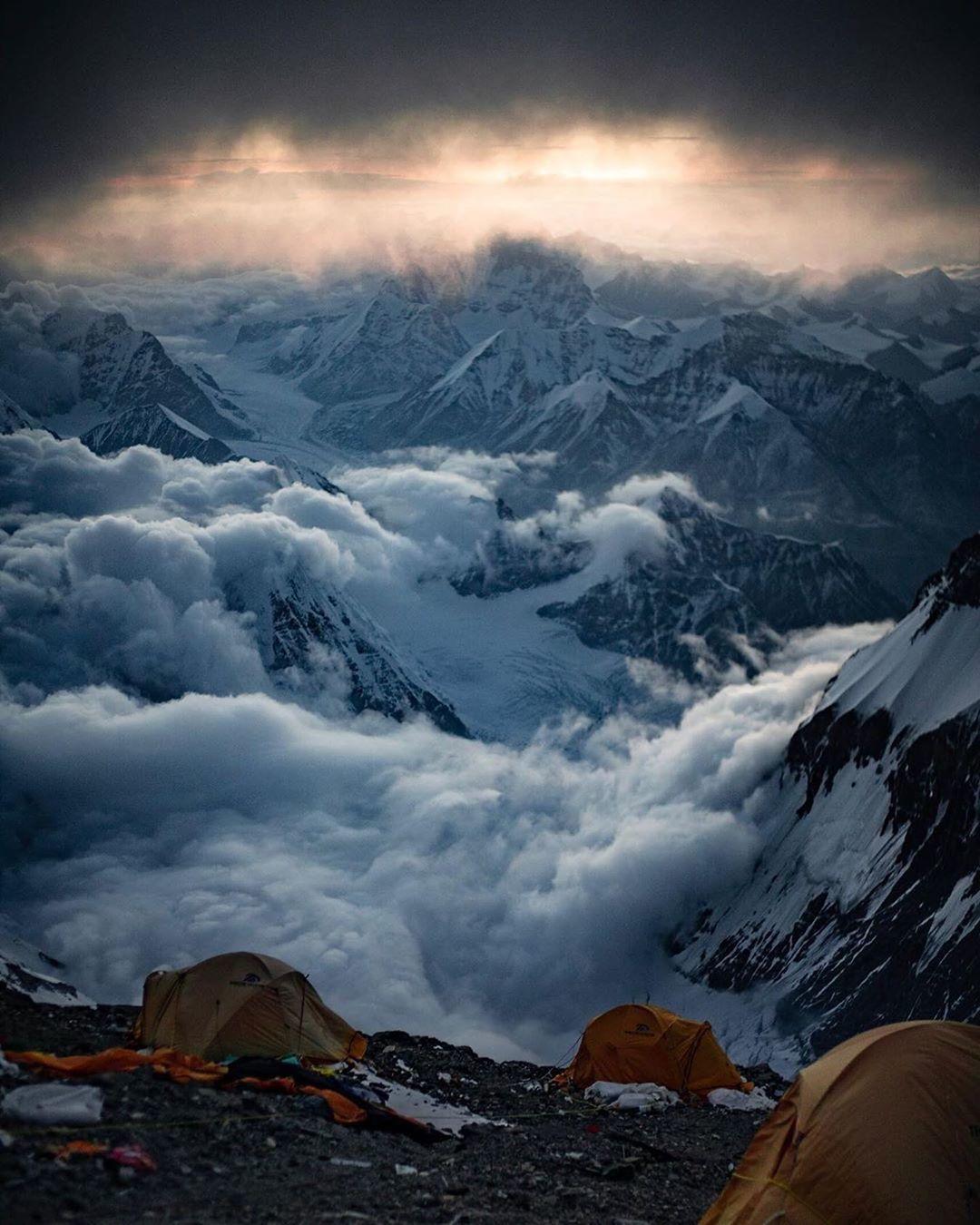  珠峰上的风光，来自摄影师Renan Ozturk。 