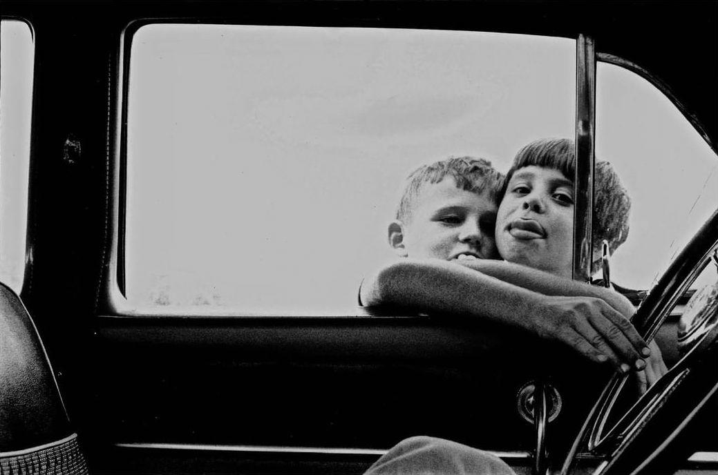  玩弄方向盘的孩子，Perth Amboy摄于1969年纽约。 