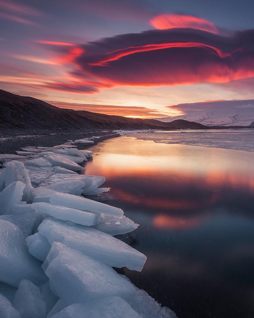  冰河湖（是冰岛最著名和最大的冰川湖）上空的云，来自摄影师Iurie Belegurschi。 