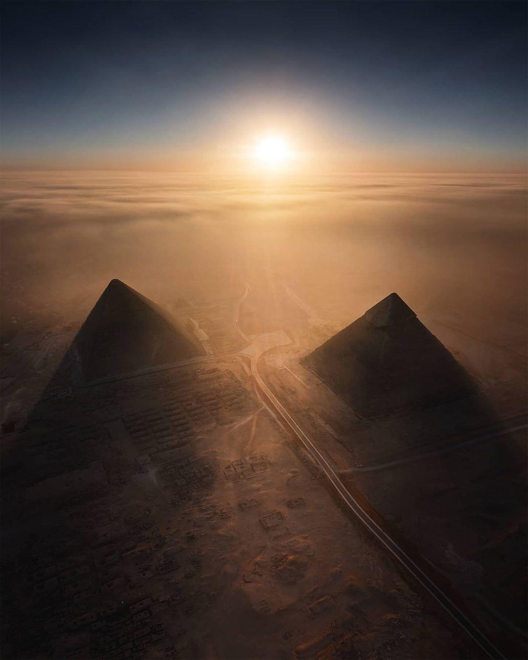 晨雾笼罩的吉萨金字塔，来自摄影师SEBASTIEN NAGY。 