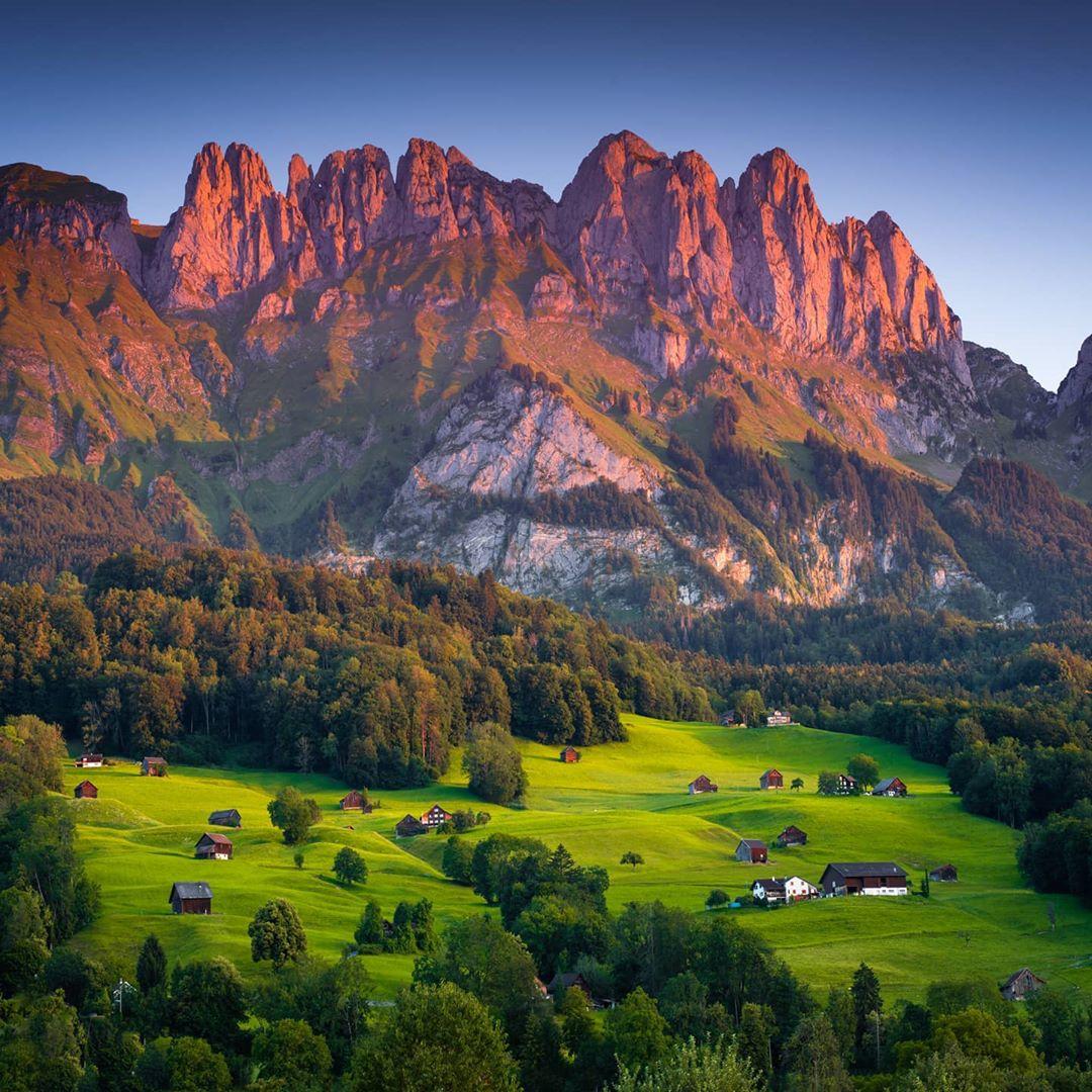  瑞士山间日出，来自摄影师Albert Dros。 