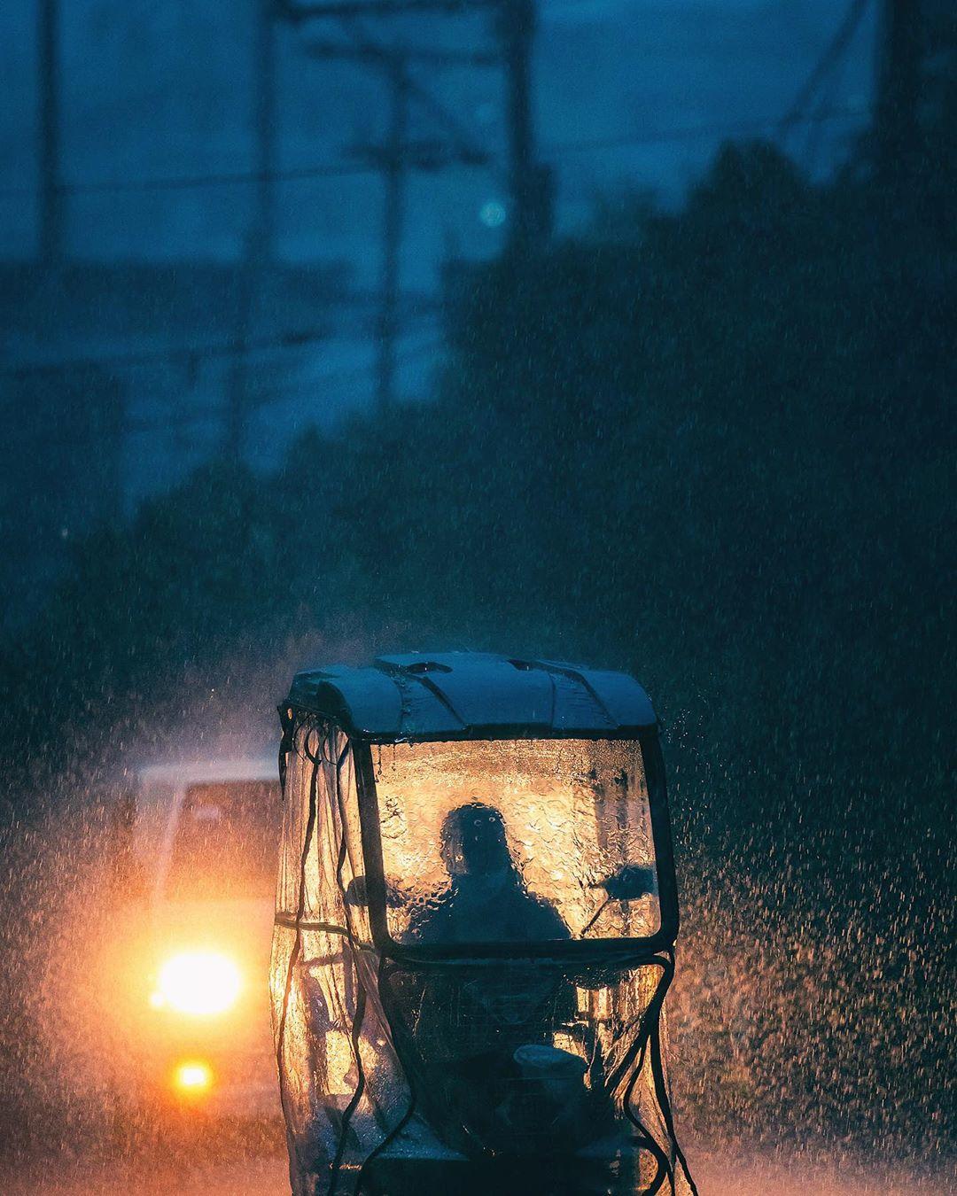  雨夜的人，Jilson Tiu摄于马尼拉。 
