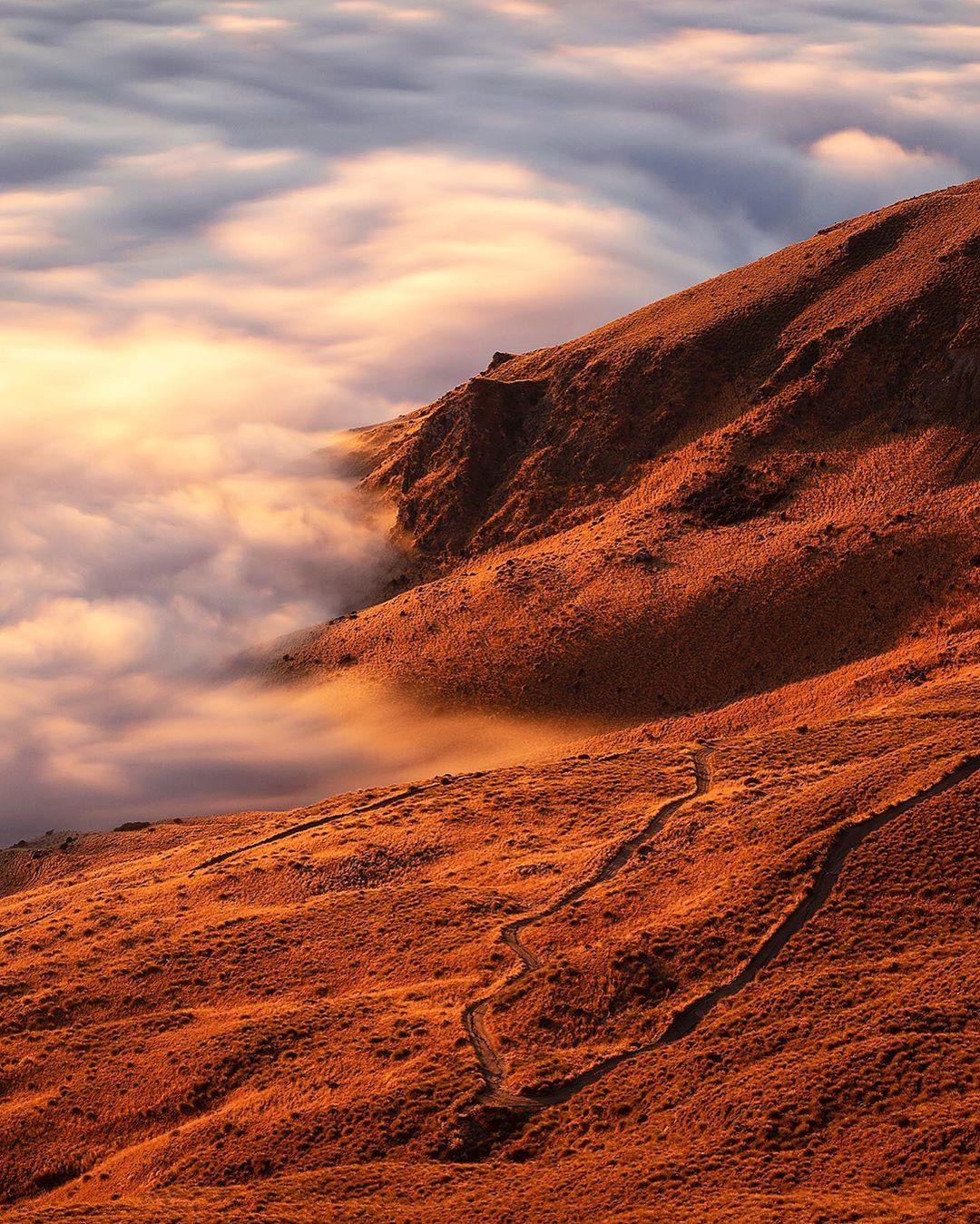  山坡云，来自摄影师Lee Cook。 