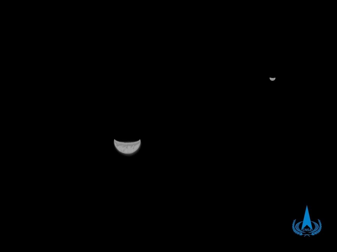 天问一号拍摄的地球与月亮的合影。