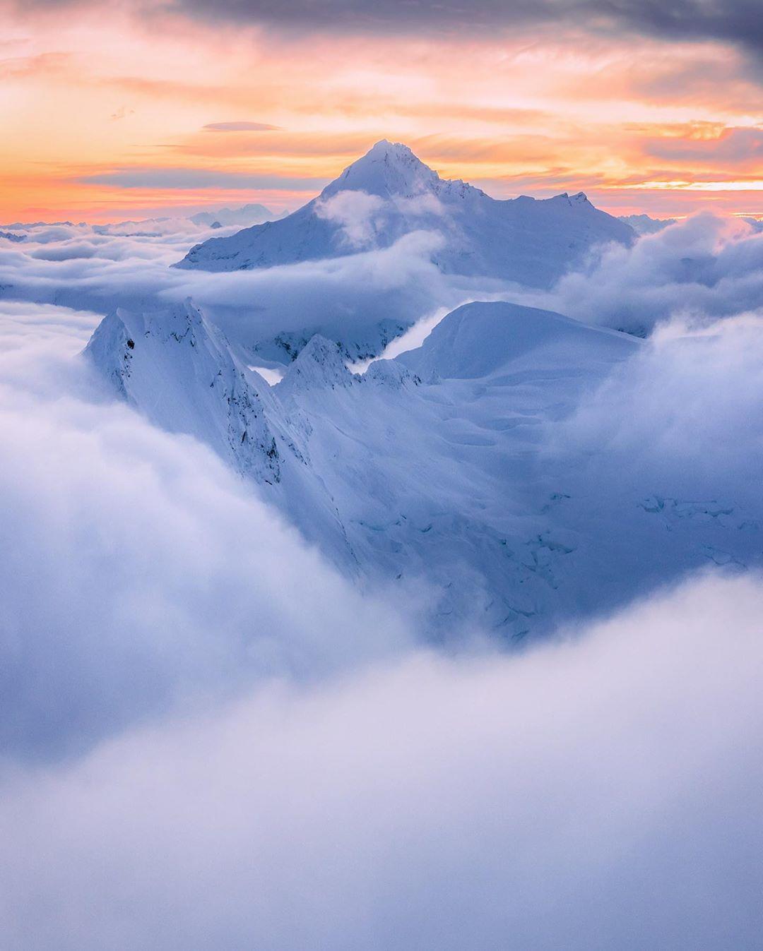 晨光中的阿斯帕林山，来自摄影师Rach Stewart。 