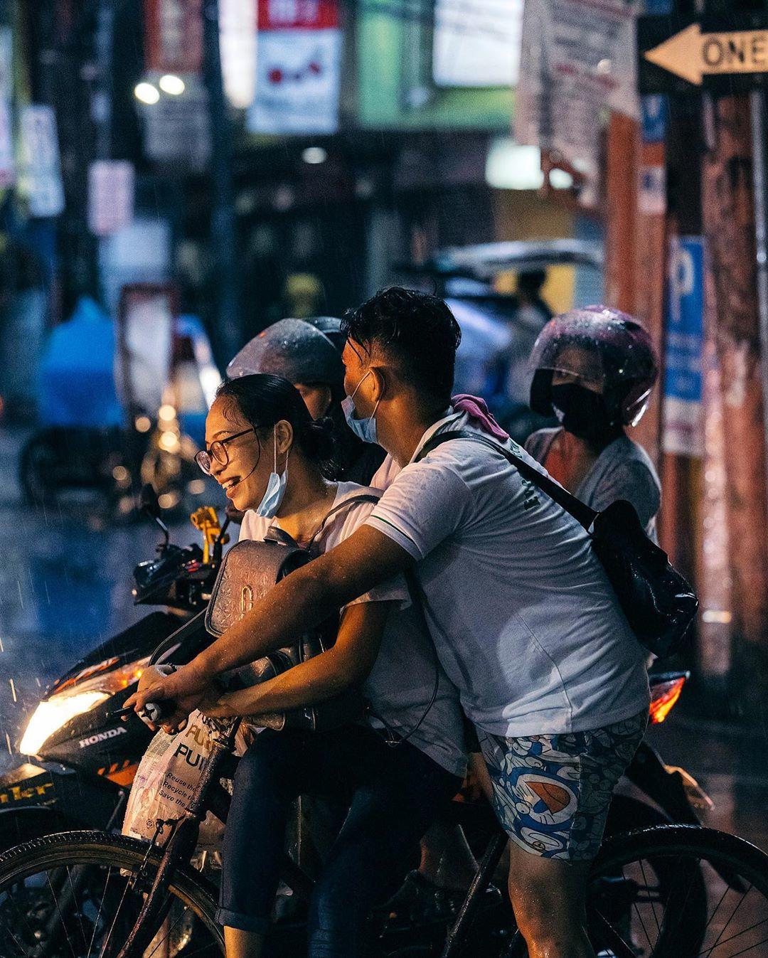  雨天街头自行车上的人，来自摄影师Jilson Tiu。 