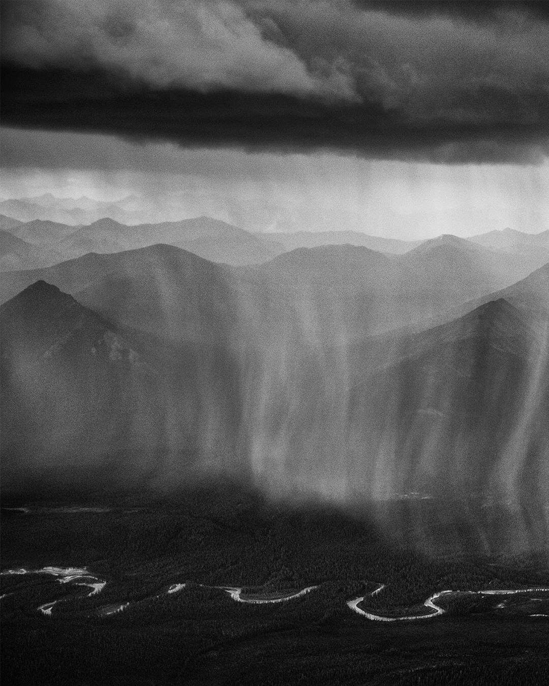  雨水，来自摄影师Paul Nicklen。 