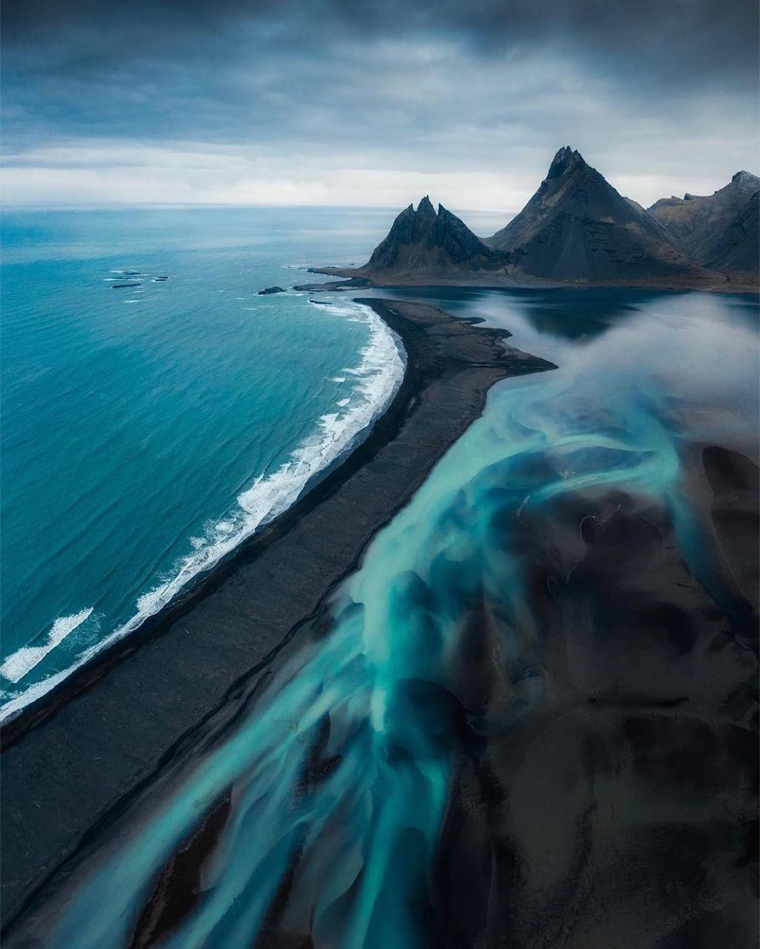  冰岛海岸，来自摄影师Zach。 