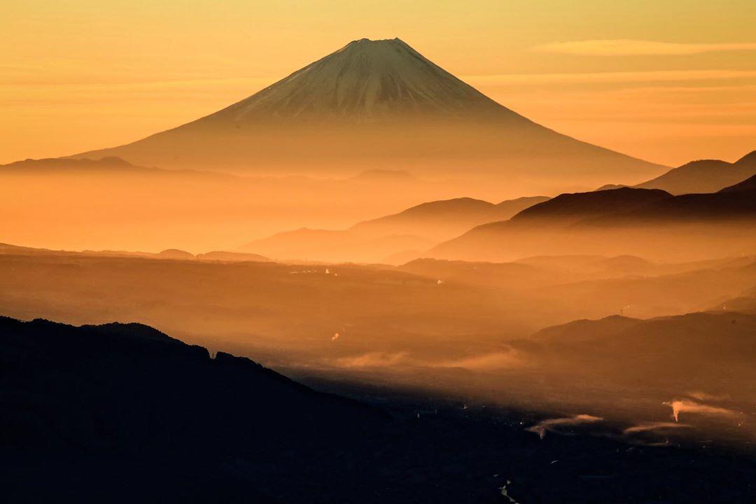  晨光中的富士山，来自中摄影师Hashi Muki。 